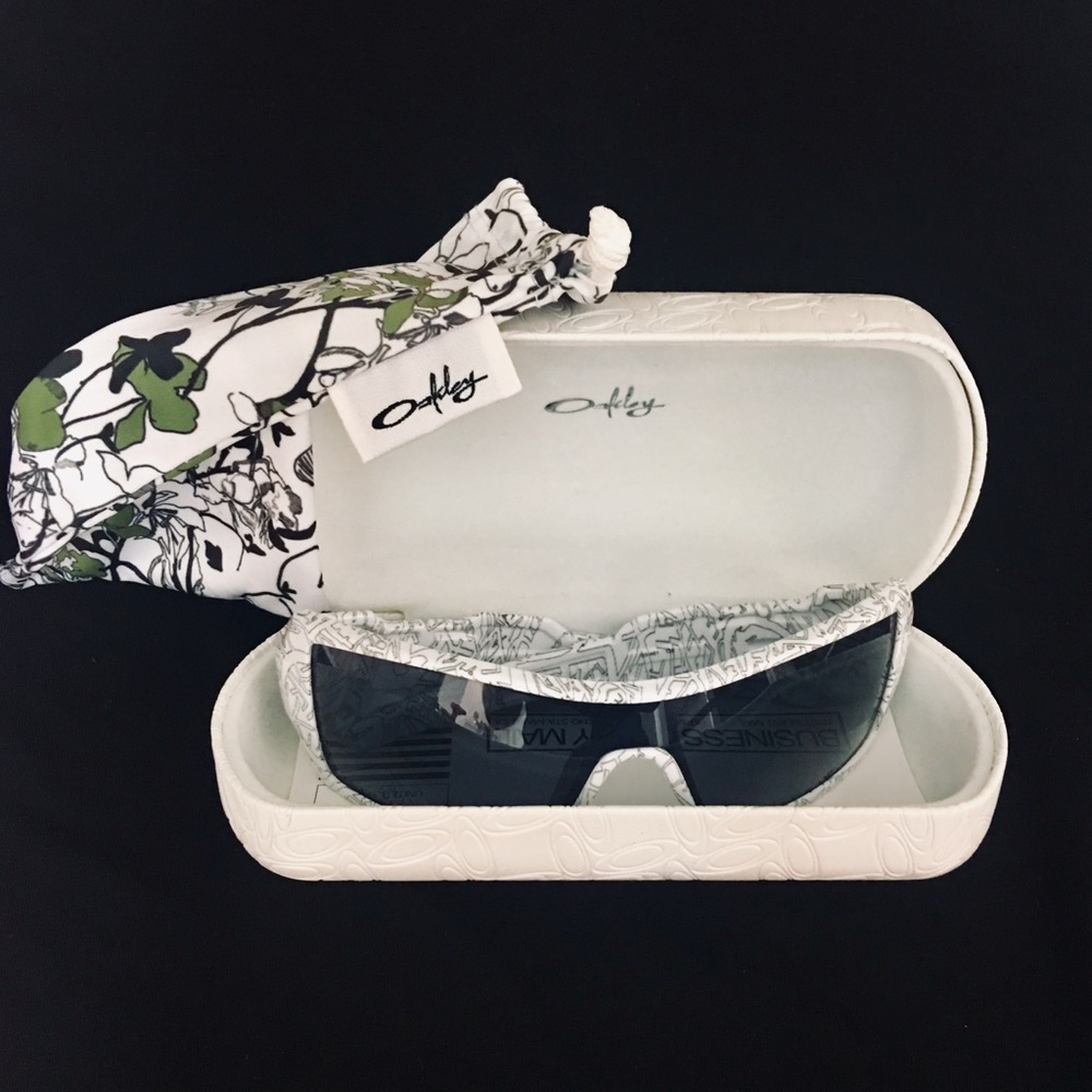 NEW Oakley Oil Rig Sunglasses White/TextPrint/Grey